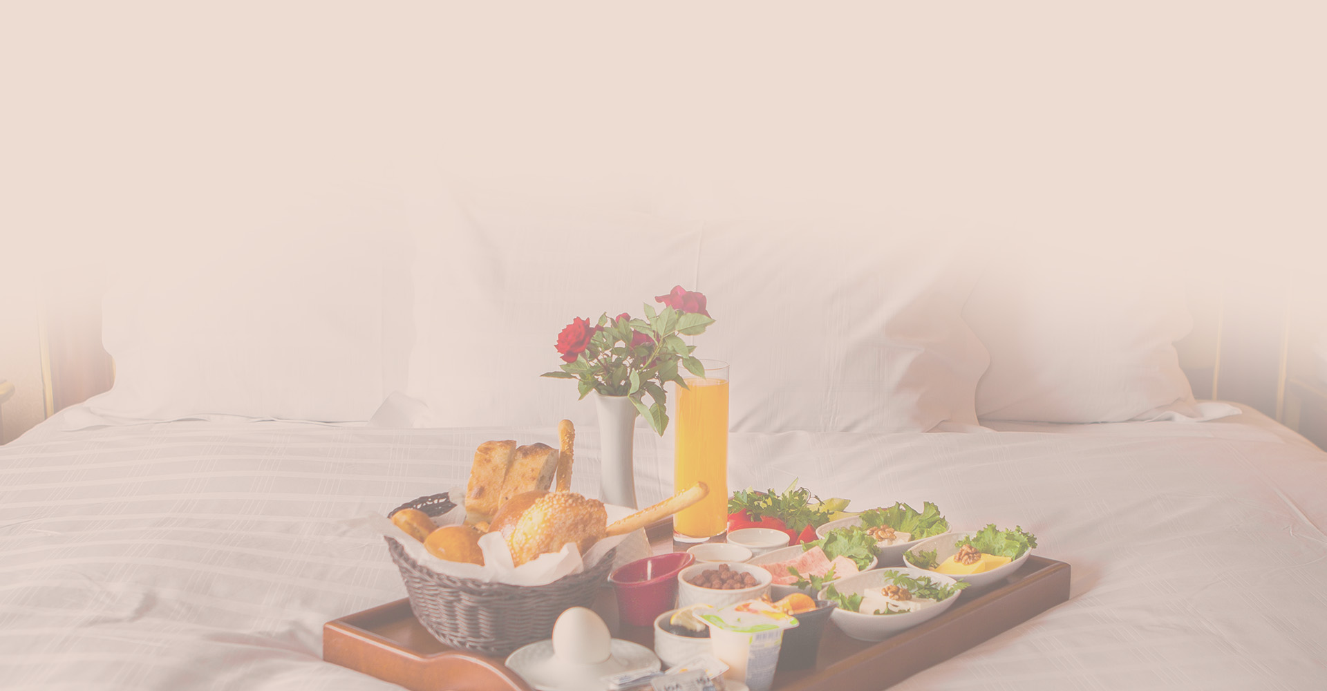 Photo d'un plateau repas dans une chambre d'hôtel